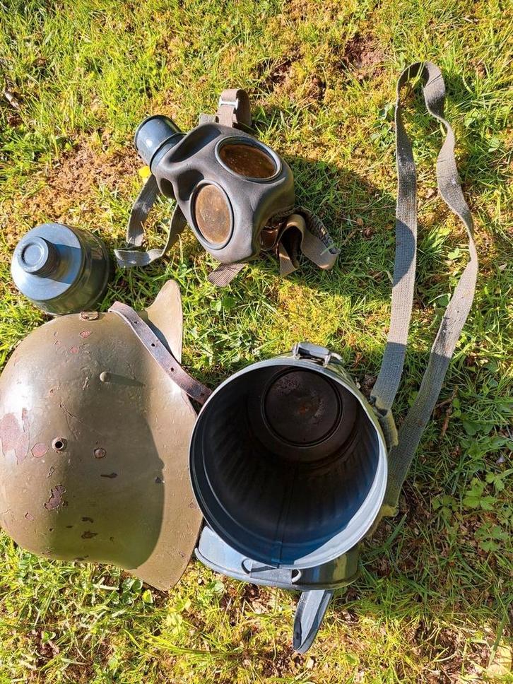 Spaanse M42-helm + Duits gasmasker (Zwitserland), Verzamelen, Militaria | Tweede Wereldoorlog, Ophalen