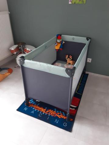 Kinderbedje met matras en overtrek en kinderdekentje . beschikbaar voor biedingen
