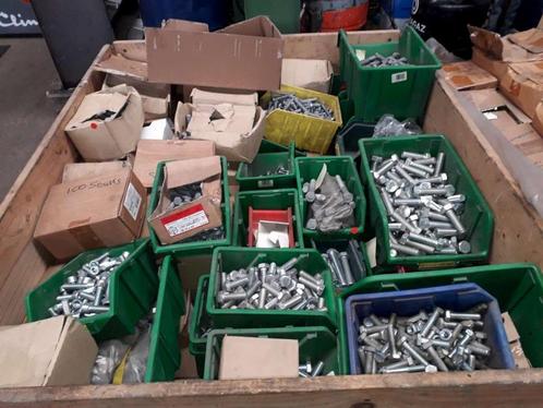 bouten / moeren / vloten , 1000 kg uit te kiezen , alles in, Zakelijke goederen, Kantoor en Winkelinrichting | Onderdelen, Ophalen