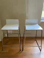 Twee witte barkrukken (Ikea), Ophalen, Hout, 60 tot 90 cm, Zo goed als nieuw