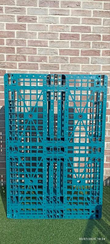 Robuuste kunststof pallet beschikbaar voor biedingen