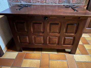 Houten koffer beschikbaar voor biedingen