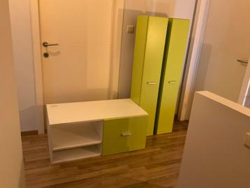 Kasten en een tafel voor speelkamer of kinderkamer beschikbaar voor biedingen