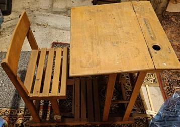 kleine lessenaar met zitje / kinder bureau beschikbaar voor biedingen