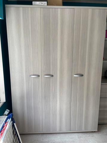 kledingkast met 3 deuren beschikbaar voor biedingen