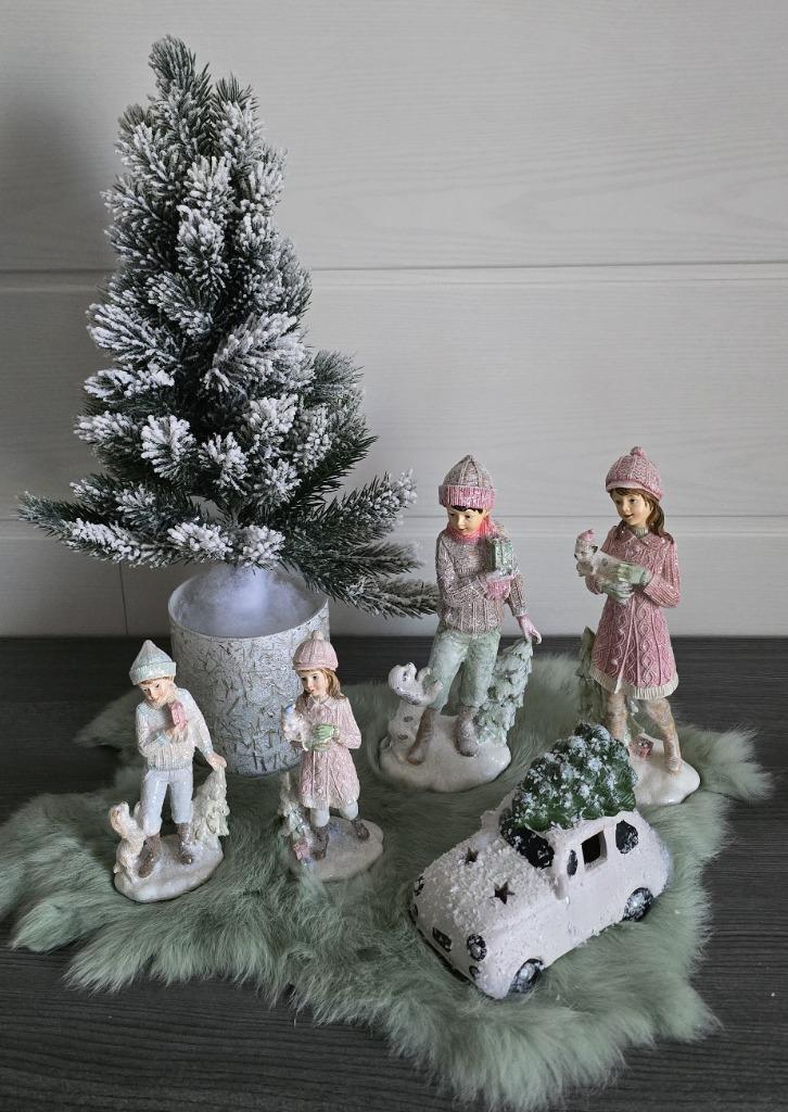 Kerstdecoratie : set van 4 kind figuren + auto met led licht, Diversen, Kerst, Nieuw, Ophalen of Verzenden