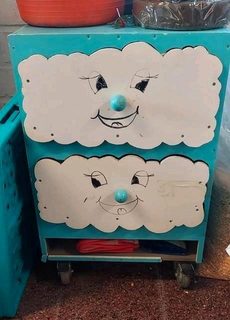 Leuk kastje voor kinderen. 2 lades op wielen GRATIS, Huis en Inrichting, Kasten | Ladekasten, Ophalen