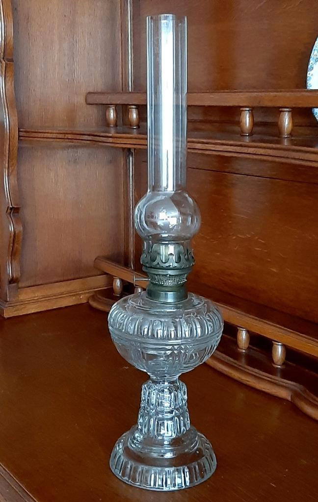 Gegoten glazen petroleumlamp – D.F. Belgica – begin 20e eeuw, Antiek en Kunst, Antiek | Kandelaars, Glas, Ophalen of Verzenden