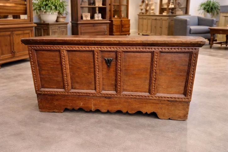 Renaissance dekenkist., Huis en Inrichting, Slaapkamer | Nachtkastjes, Ophalen