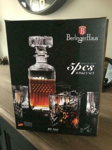 Karaf met 4 whisky glazen beschikbaar voor biedingen