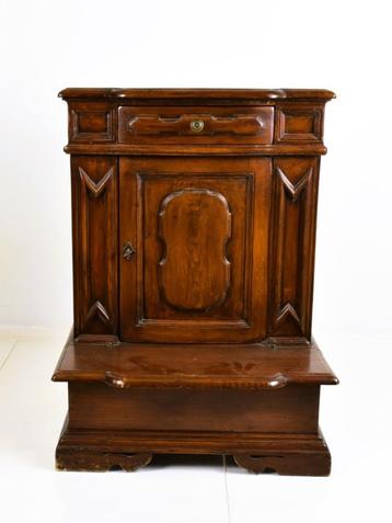 Antieke eikenkast met knielbank, lade en kast (circa 1880) beschikbaar voor biedingen