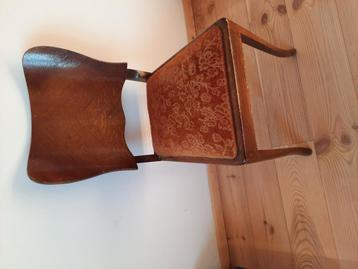 houten stoel bekleed met stof beschikbaar voor biedingen