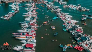 Un bateau rétro derrière votre voiture de collection DOIT PA