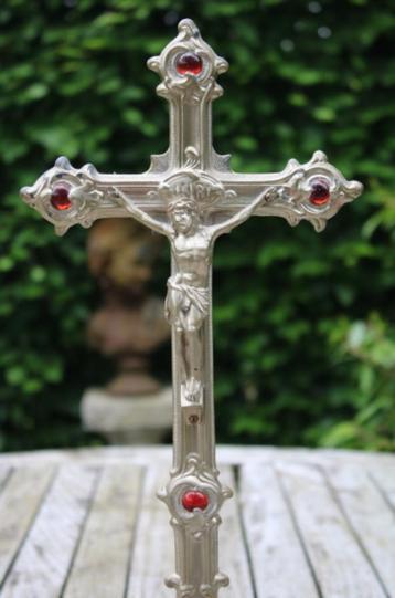 Kruisbeeld met rode parels H 39 cm NK