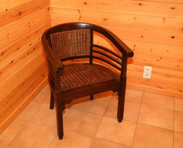 Sierlijke rotan fauteuil en drie stoelen beschikbaar voor biedingen