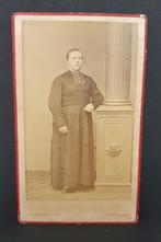 Cabinetfoto Foto Pastoor Priester St Niklaas CDV photo, Collections, Photos & Gravures, Photo, Avant 1940, Utilisé, Envoi
