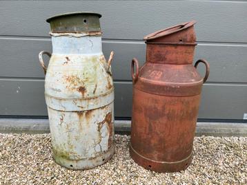 2 authentieke decoratieve melkkannen beschikbaar voor biedingen