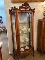 Rondom gebogen noten barok vitrine, Ophalen