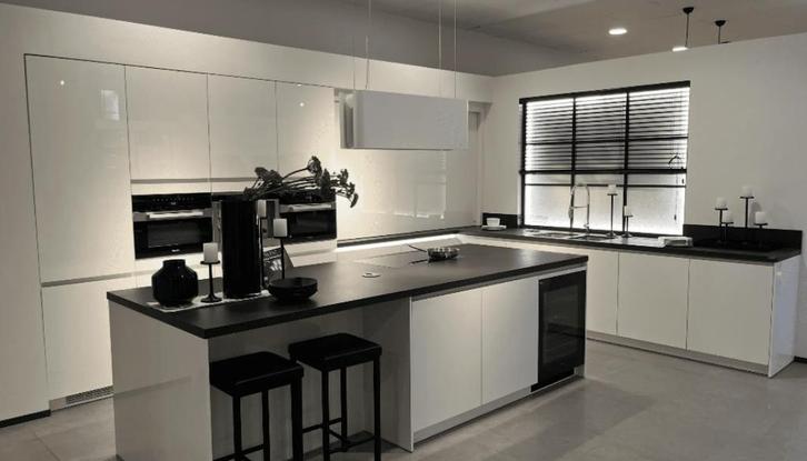 Toonzaalkeuken Schoten expo 31, Huis en Inrichting, Keuken | Complete keukens, Zo goed als nieuw, Hoekkeuken, Wit, Met kookeiland
