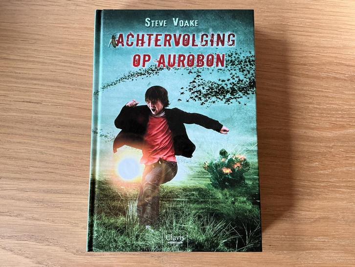 S. Voake - Achtervolging op Aurobon, Boeken, Kinderboeken | Jeugd | 13 jaar en ouder, Zo goed als nieuw, Ophalen