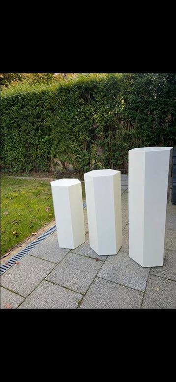 3 delige zeshoekige witte zuilen met bijpassende hoezen beschikbaar voor biedingen