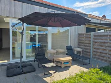 Tuinset: zweefparasol met voet + 2 ligstoelen + tafel + 3 kr beschikbaar voor biedingen