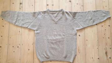 Vintage jaren 90 beige trui heren, V hals, paar gaatjes voor beschikbaar voor biedingen