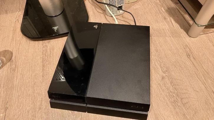 PS4 met twee controllers, Games en Spelcomputers, Spelcomputers | Sony Consoles | Accessoires, Gebruikt, PlayStation 4, Ophalen