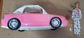 roze Mustang auto + Barbie + accessoires Mattel  beschikbaar voor biedingen