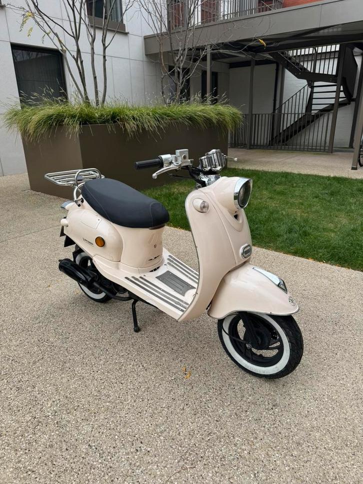 AGM A-klasse scooter in topstaat + gloednieuwe luxe helm, Vélos & Vélomoteurs, Pièces de cyclomoteur | Scooters, Enlèvement