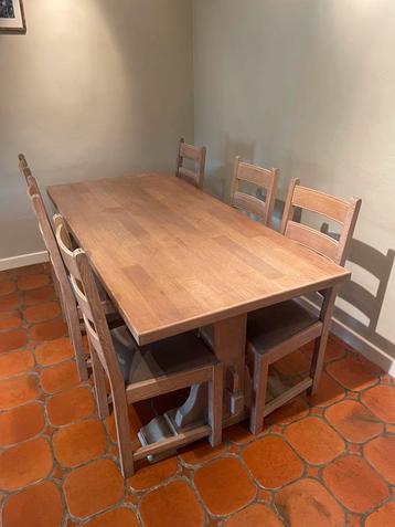 Landelijke houten eettafel met 6 stoelen, lichte kleur. beschikbaar voor biedingen