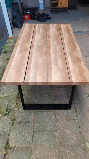 Eettafel  beschikbaar voor biedingen