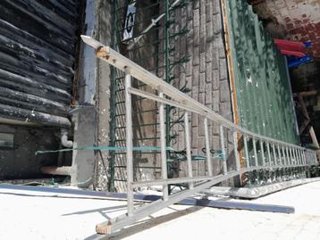 Ladder 7 meter lang beschikbaar voor biedingen