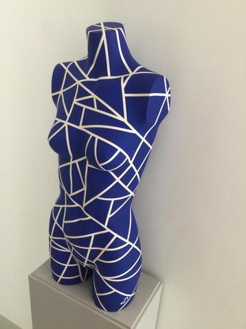 Lady in Blue Line, Enlèvement