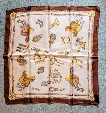 FOULARD BASLER Touch Scale en soie Carré Vintage., Enlèvement ou Envoi