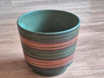 Retro bloempot beschikbaar voor biedingen