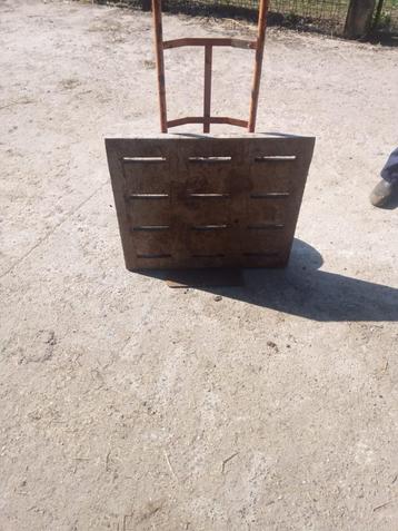 8 stevige betonnen roosters te koop beschikbaar voor biedingen