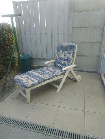 Ligstoel met kussen  beschikbaar voor biedingen