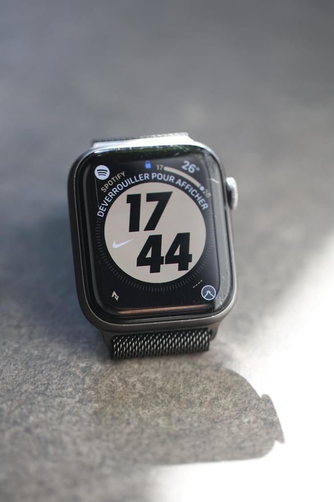 Apple Watch Nike Series 5 – 44mm - ️, Handtassen en Accessoires, Smartwatches, Zo goed als nieuw, iOS, Zwart, Afstand, Calorieverbanding