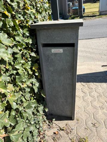 Harduinen brievenbus in perfecte staat.  beschikbaar voor biedingen