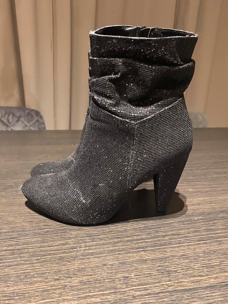 Glitter enkellaarsjes – maat 39 – elegante hak, Kleding | Dames, Schoenen, Zo goed als nieuw, Zwart, Ophalen of Verzenden
