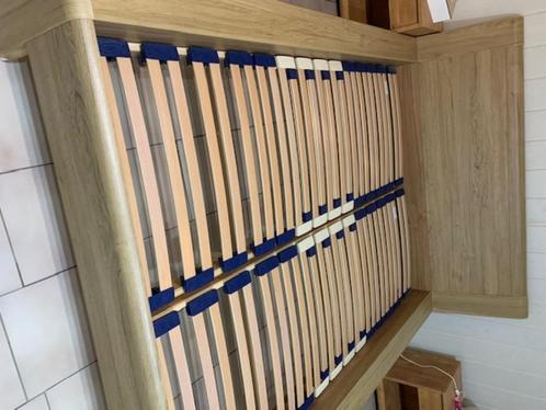 Lit 2 personnes 140 x 200 teinte chêne +2 sommiers 28 lattes, Huis en Inrichting, Slaapkamer | Bedden, Gebruikt, Tweepersoons