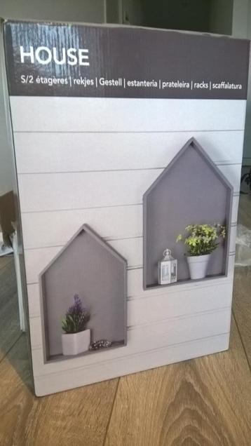 2 wandplanken in de vorm van een huis beschikbaar voor biedingen