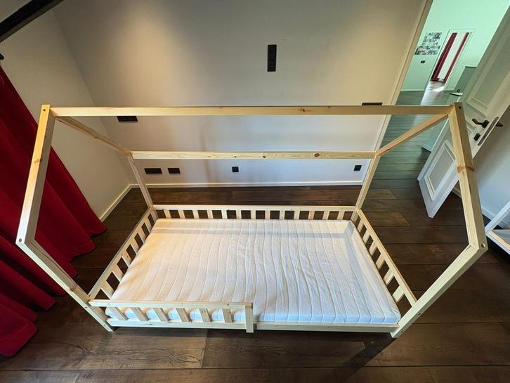 Lit cabane avec matelas et protection antichute, Enfants & Bébés, Chambre d'enfant | Lits, Neuf, Matelas, Enlèvement