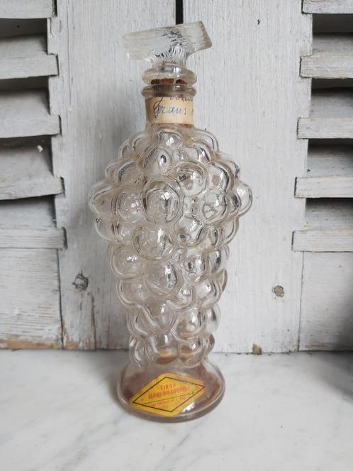 Mooi oud frans glazen (siroop) flesje in vorm druiventros, Antiek en Kunst, Curiosa en Brocante, Ophalen of Verzenden