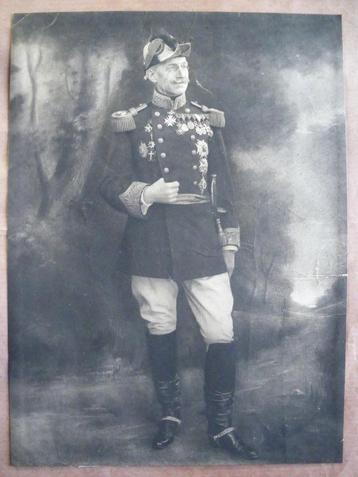 Photo de Lieutenant-Général belge en uniforme, épée, bicorne