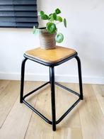 Vintage metalen krukje of plantenstaander, industriële stijl, Huis en Inrichting, Krukjes, Ophalen
