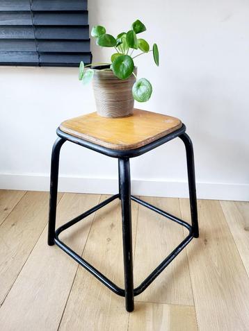 Vintage metalen krukje of plantenstaander, industriële stijl beschikbaar voor biedingen