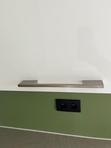 Handgreep / Handvaten  van metaal  beschikbaar voor biedingen