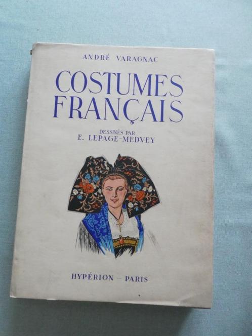 Costumes Françaises - A. Varagnac  1939, Antiek en Kunst, Antiek | Boeken en Manuscripten, Ophalen of Verzenden